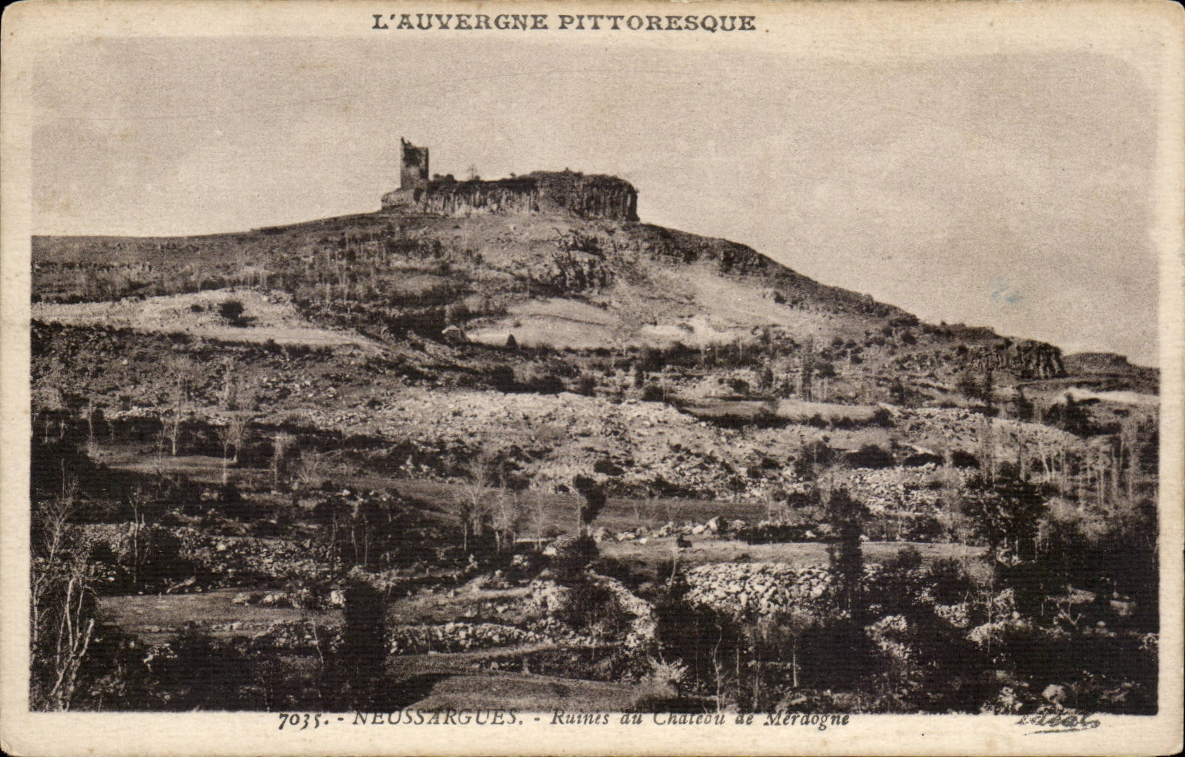 Auvergne Cantal CPA Neussargues Ruines du chateau de Merdogne