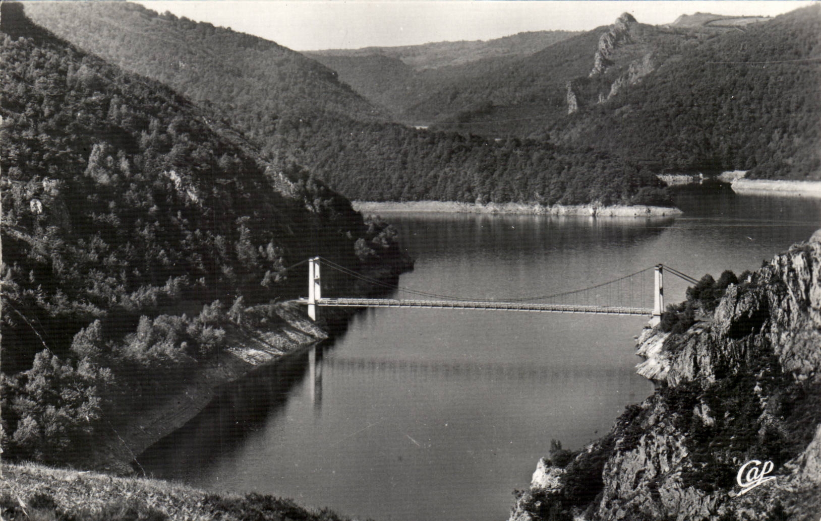 Pont suspendu sur le lac de Turlande — Vallée de la Truyère — Cie des Arts Photomécaniques, n°5