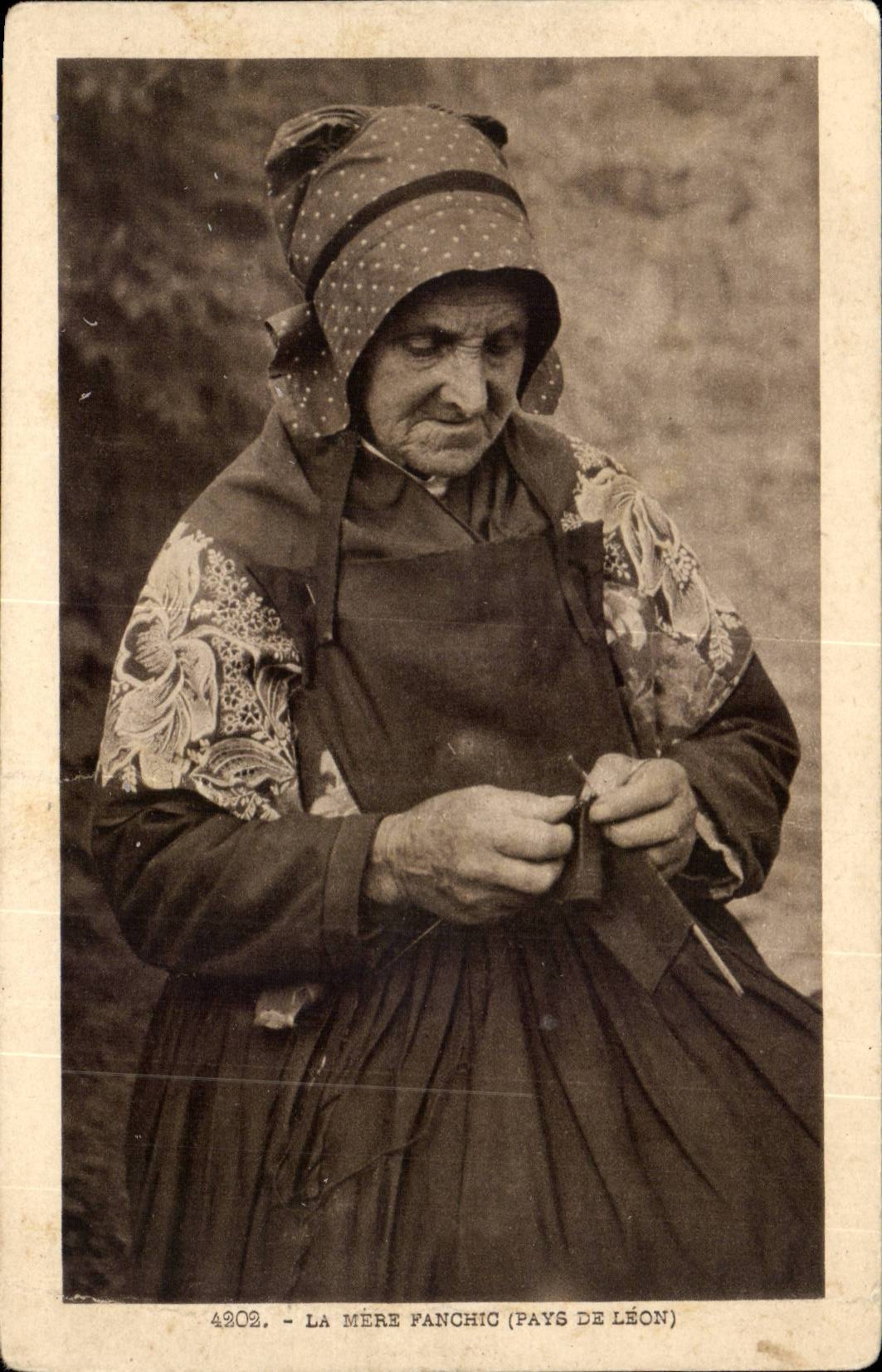 CPA Le mare Fanchic (pays de Leon) (folklore coiffe costume)