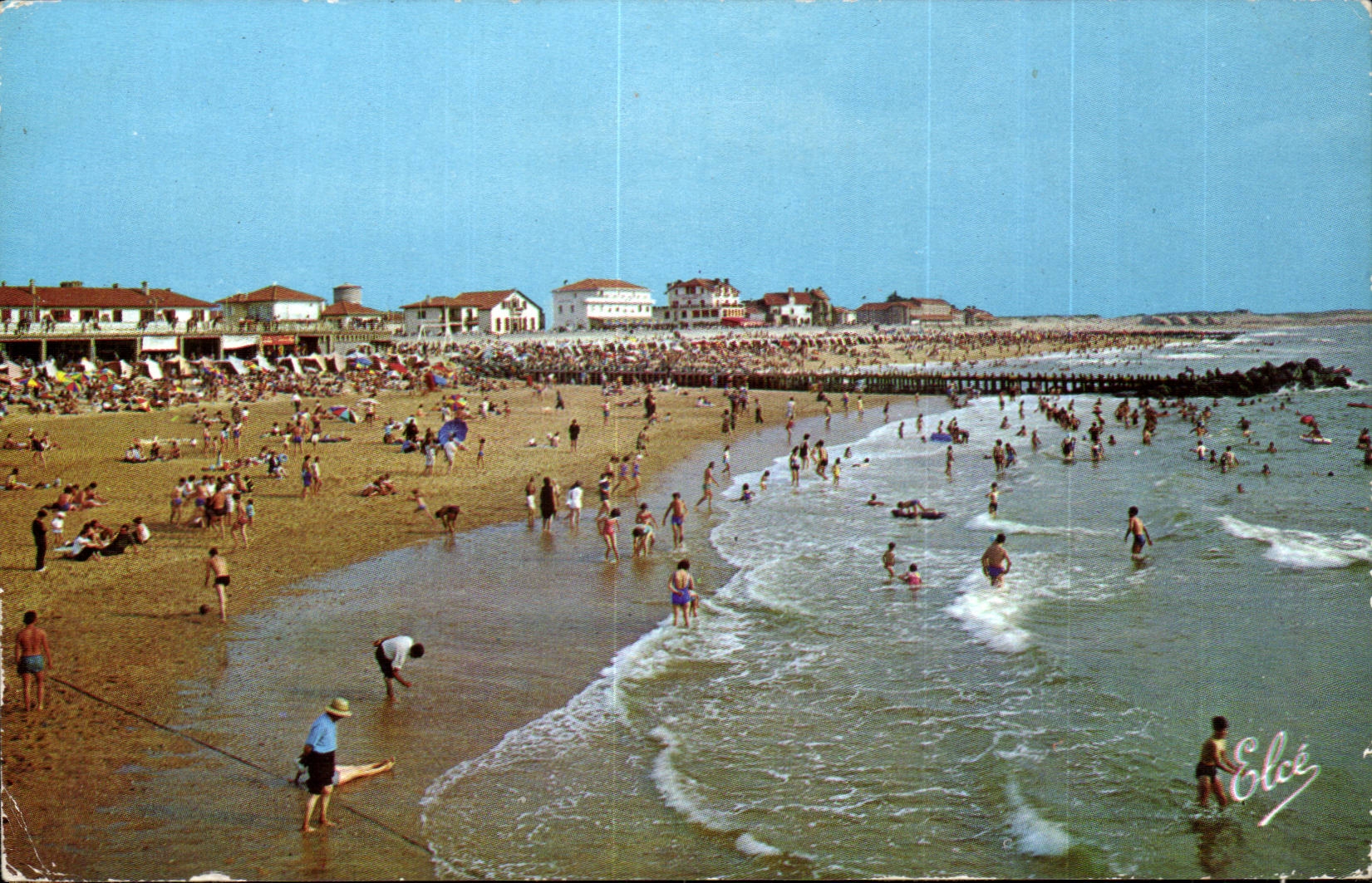 Capbreton CPM Vue d'ensemble de la plage au fond les hotels