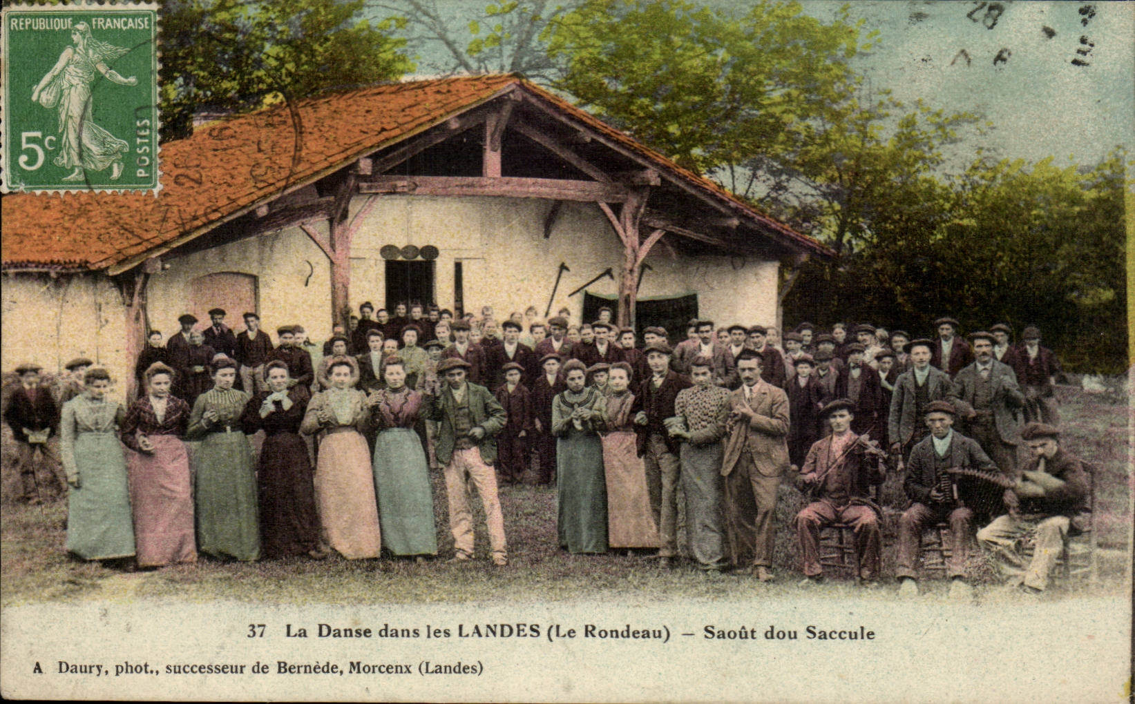 La Danse dans les Landes (Le Rondeau) – Saoût dou Saccule — A Daury, phot., successeur de Bernède, Morcenx (Landes)