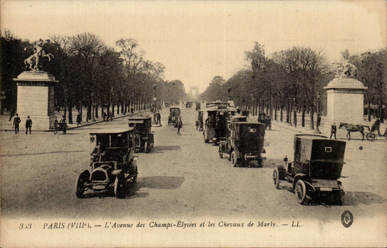 Paris CPA L'avenue des Champs Elysees et les chevaux de Marly