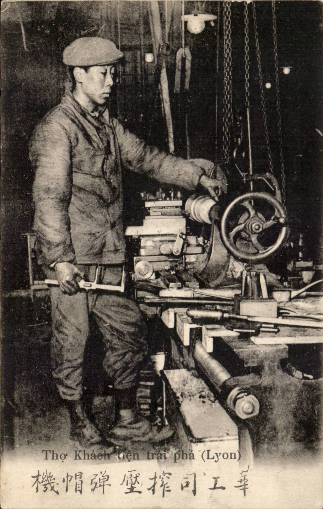 CPA DAns une usine de Lyon Ouvrier chinois conduisant une presse mecanique (Chine China)