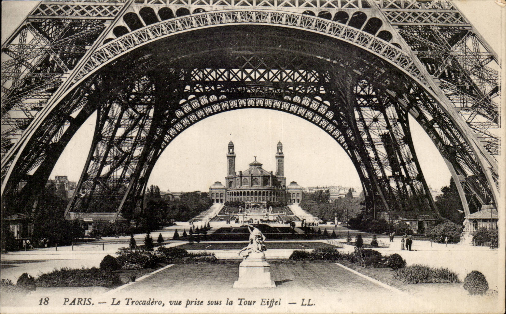 Paris CPA La Trocadero vue prise sous la Tour Eiffel
