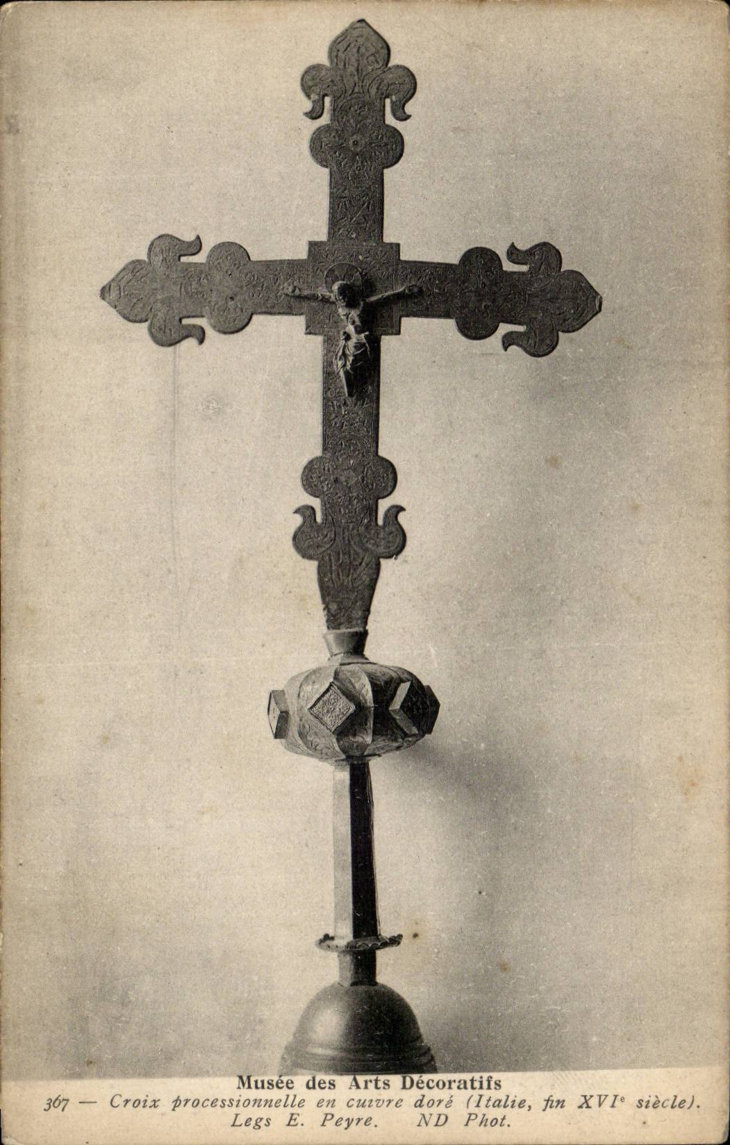 Paris CPA Musee des Arts Decoratifs Croix processionnelle en cuivre dore 