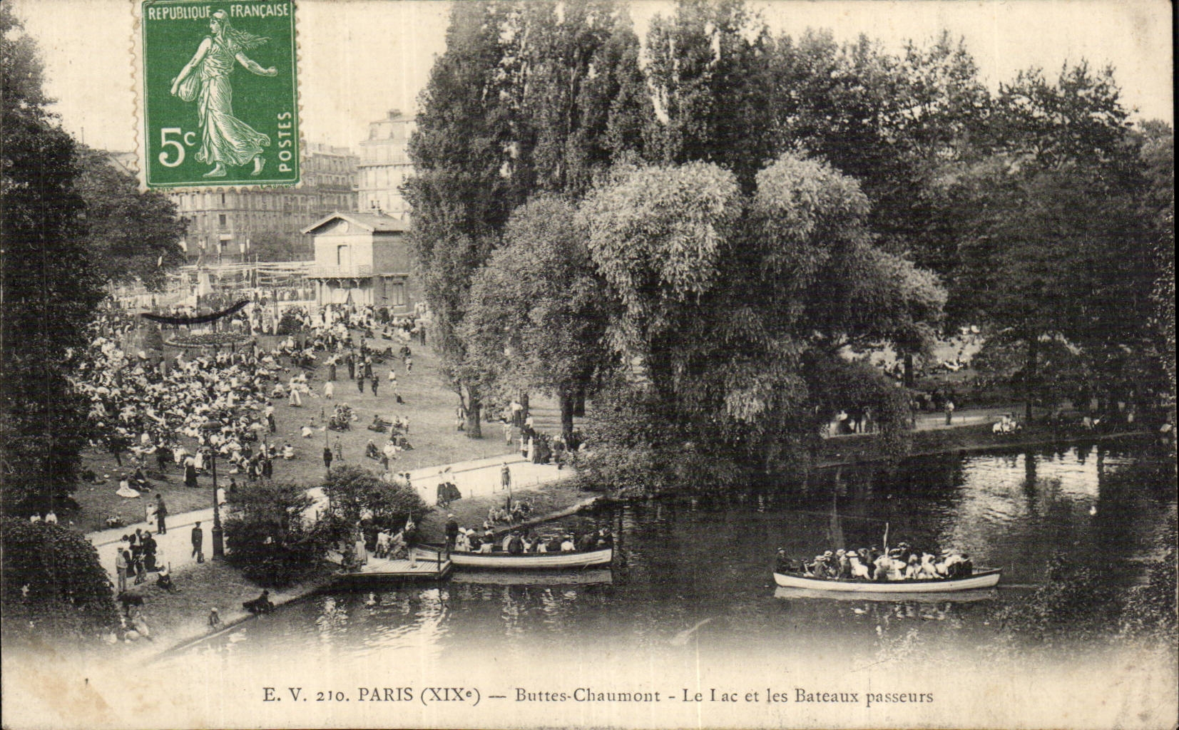 Paris CPA Buttes Chaumont Le lac et les bateaux passeurs