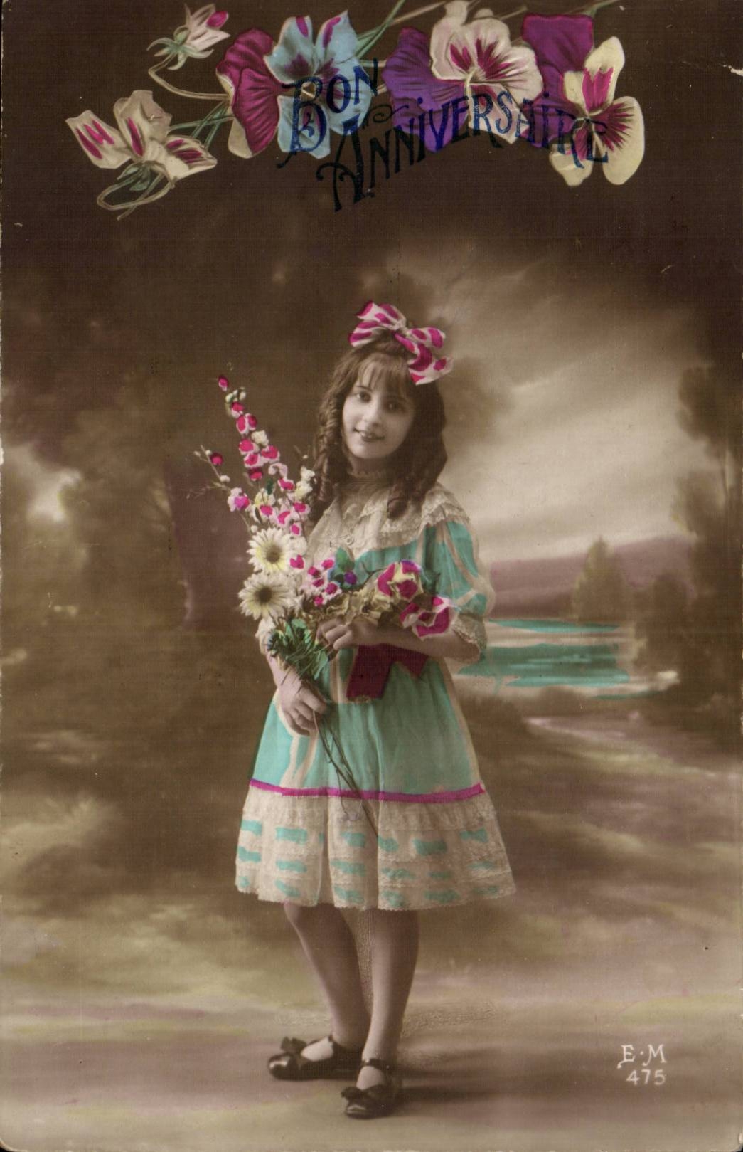 Mädchen in blauer Kleidung mit Blumenstrauß — Frohes Geburtstag — E.M. 475