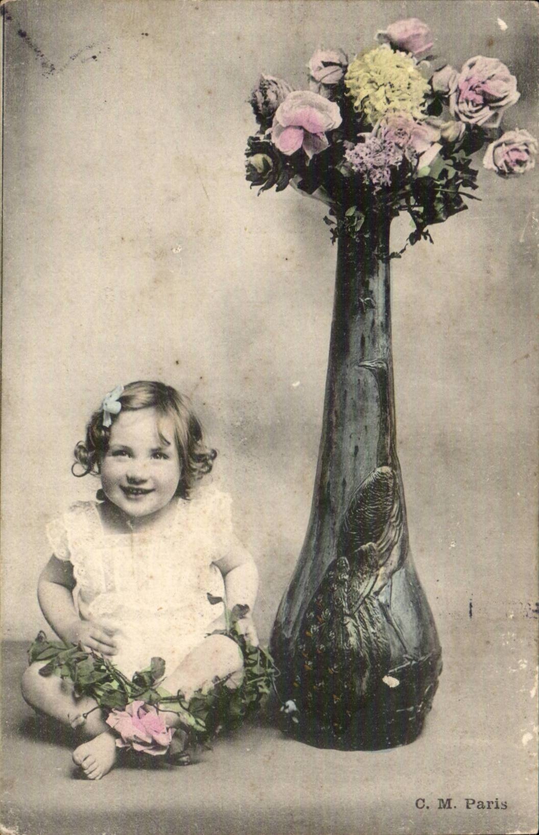 CPA Fantaisie Enfant (vase arts decoratifs type Lalique)