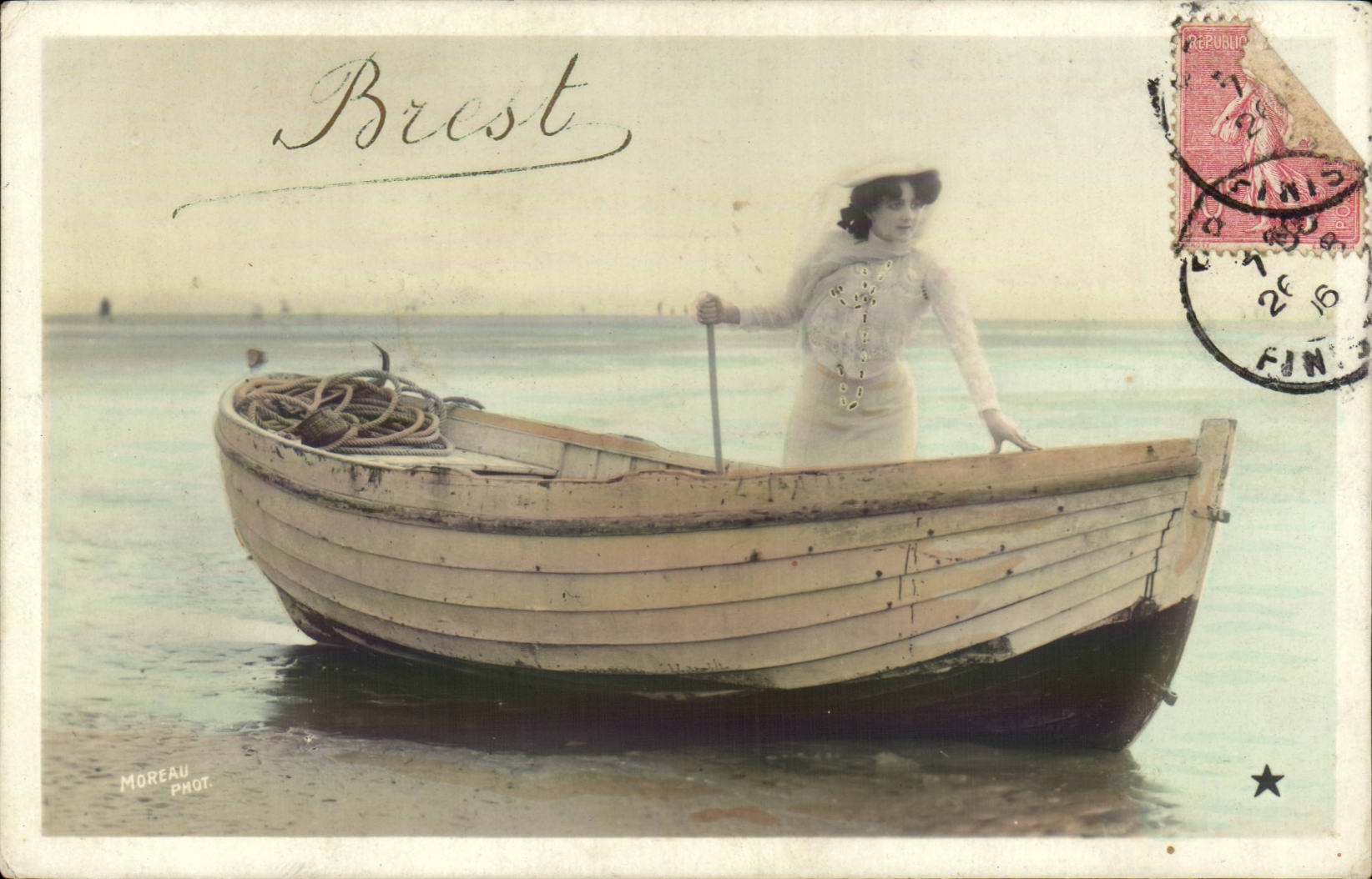 Brest — Vrouw in een klein bootje — Moreau Fot.