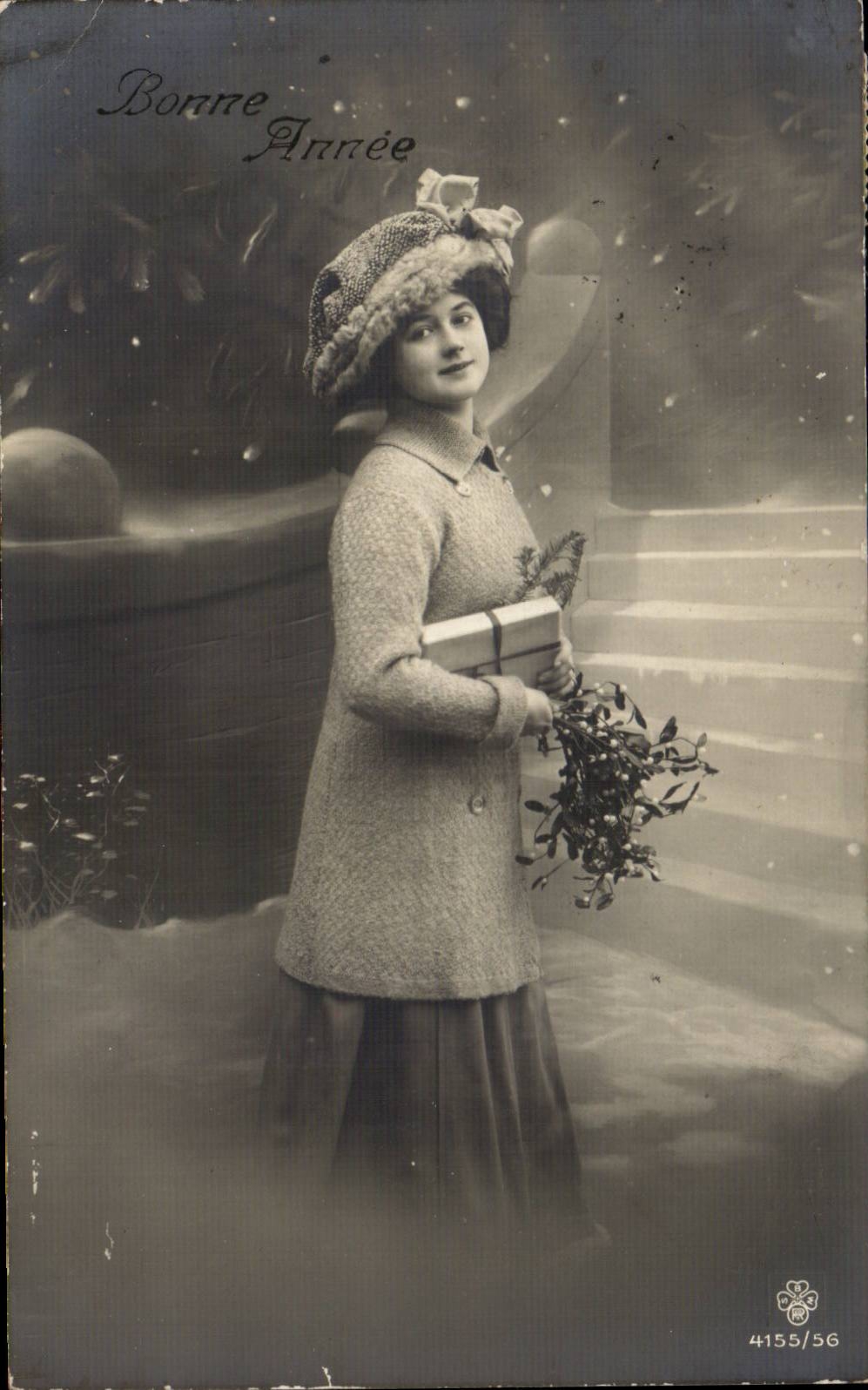 Giovane donna con mantello e cappello con pompon — Buon Anno 1955/56 — editore sconosciuto, n° 4155/56