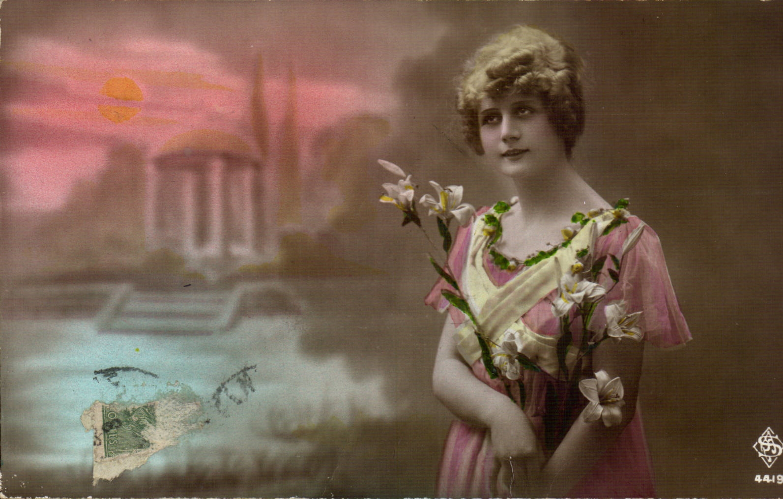 Jeune femme en robe rose tenant des lys — paysage antique au coucher de soleil — éditeur SS n°4419