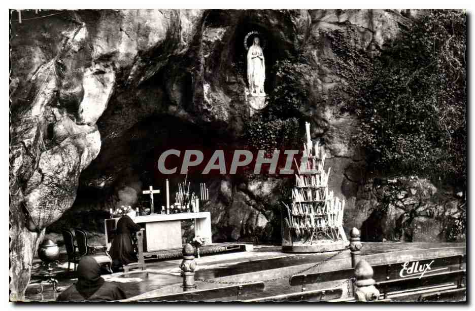 Lourdes CPM La grotte miraculeuse 