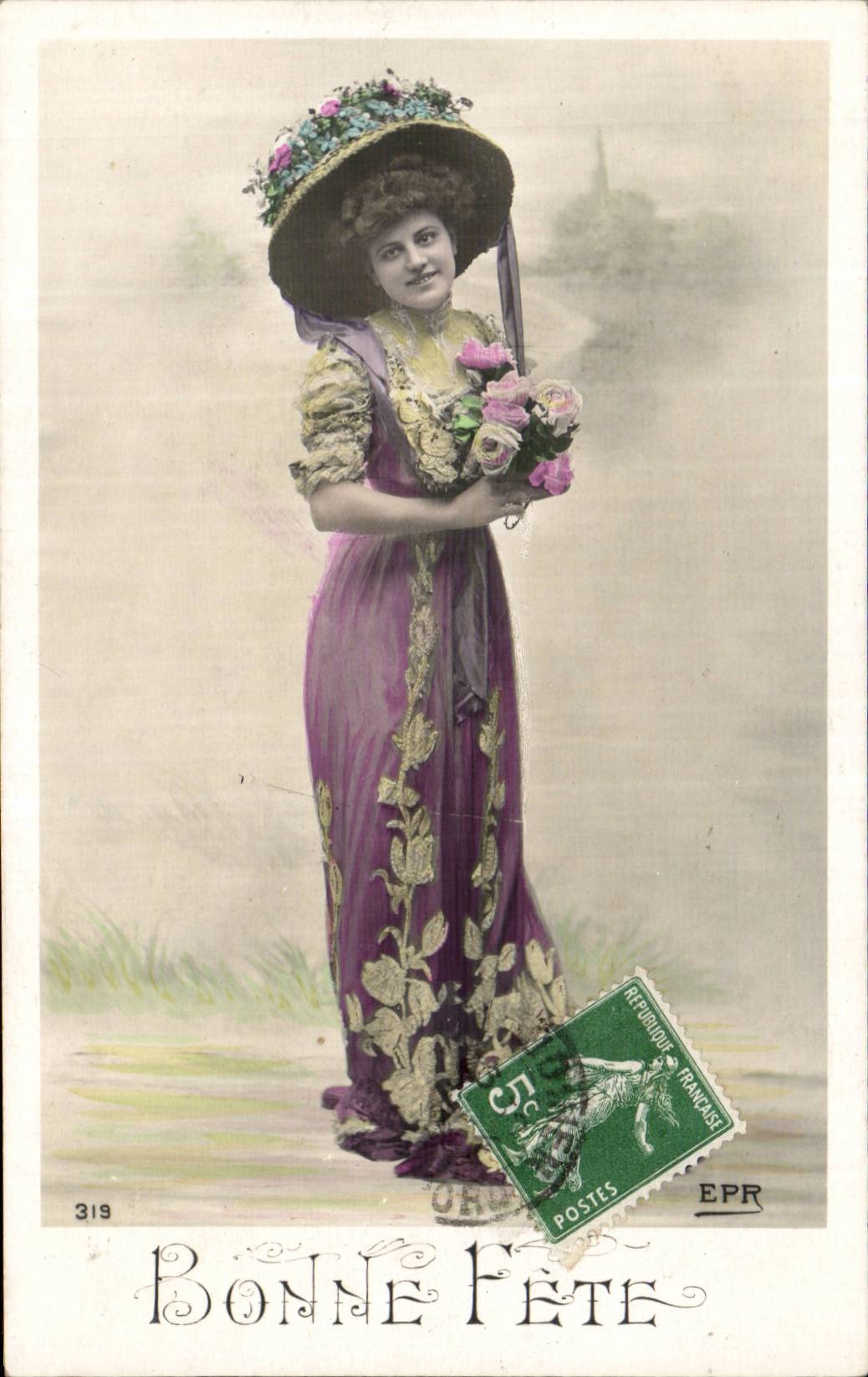 Mujer en vestido morado y sombrero floreado — Feliz cumpleaños — E.P.R. n°319