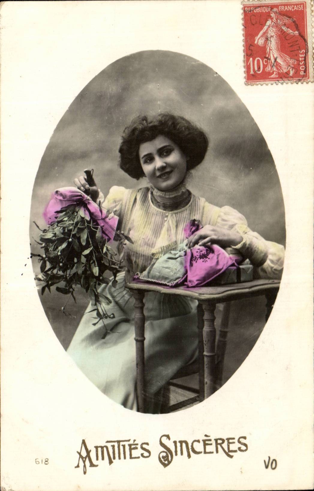 Femme tenant un bouquet de gui et un sac — 'Amitiés Sincères' — série 618, éditeur Vo