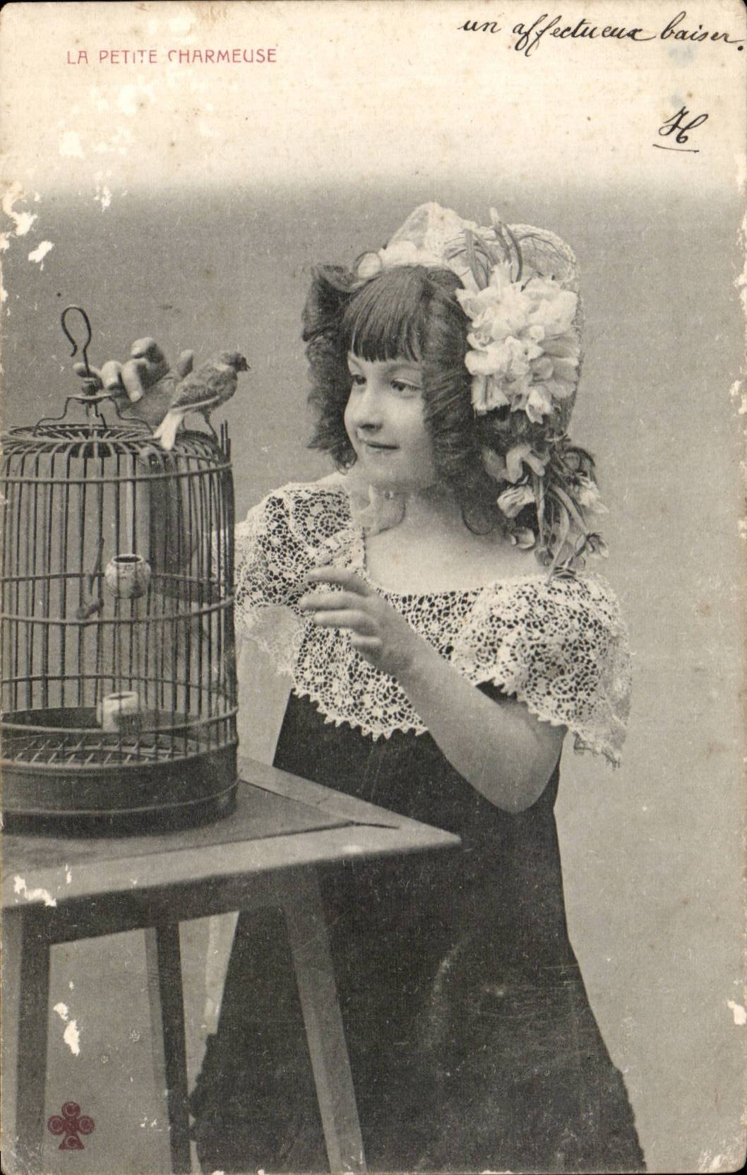 CPA Fantaisie Enfant La petite charmeuse (oiseau)