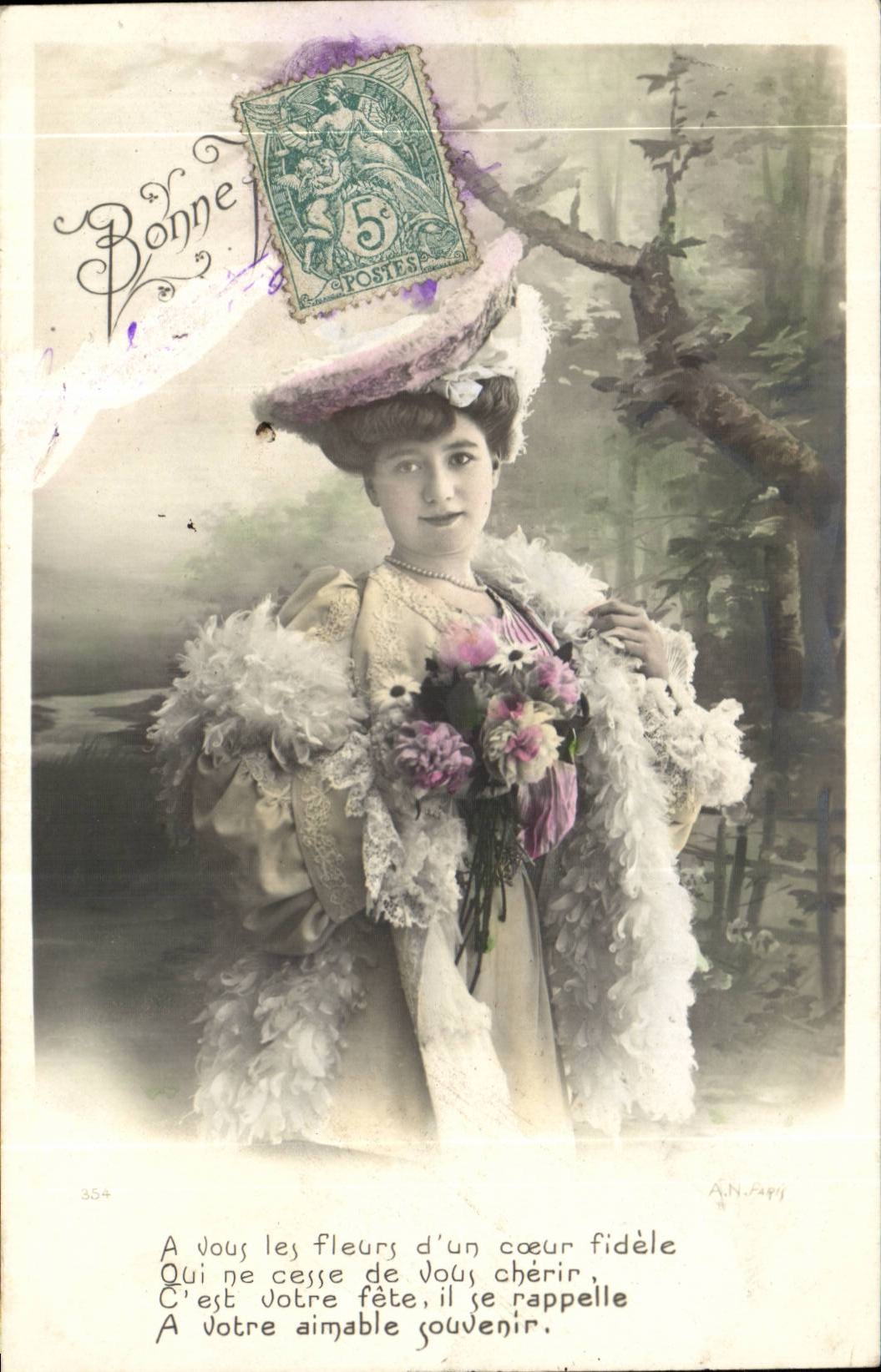 Mujer en vestido de plumas y sombrero — tarjeta postal con sello 5c — editor A.N. 7491