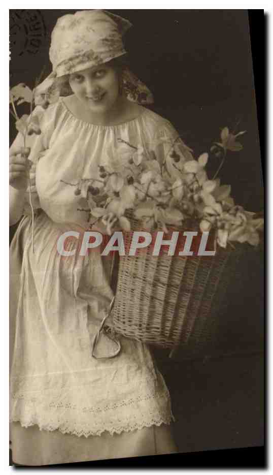 Junge Frau mit Blumenkorb — Studiofotografie — unbekannter Verleger