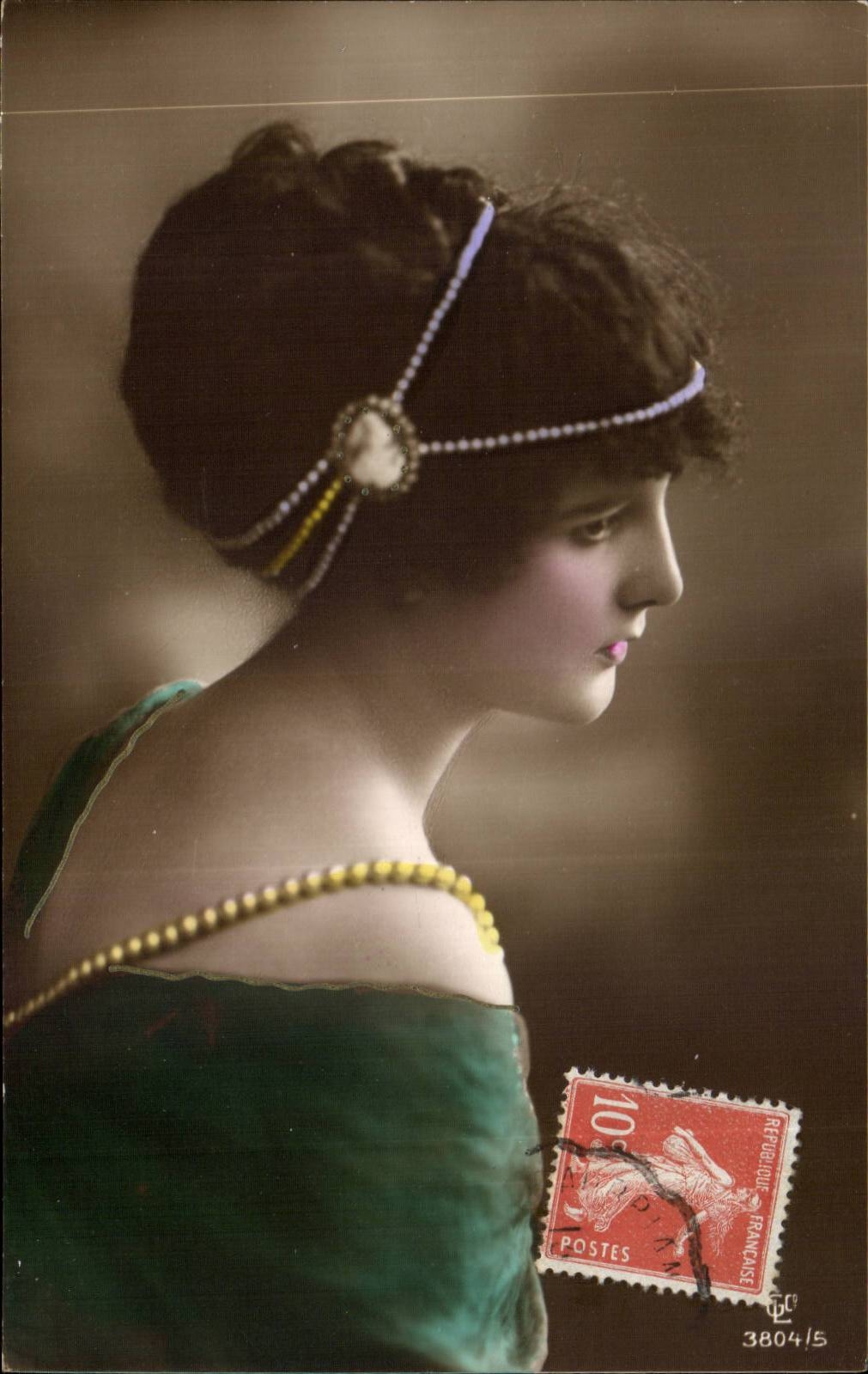 Junge Frau in grünem Kleid — Portrait — Verlag CP 3804/5