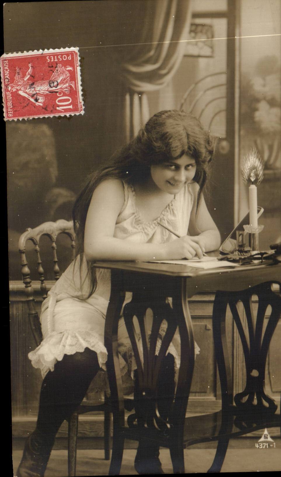 Jeune femme écrivant à une table — avec timbre 10c rouge — éditeur R 4371-1