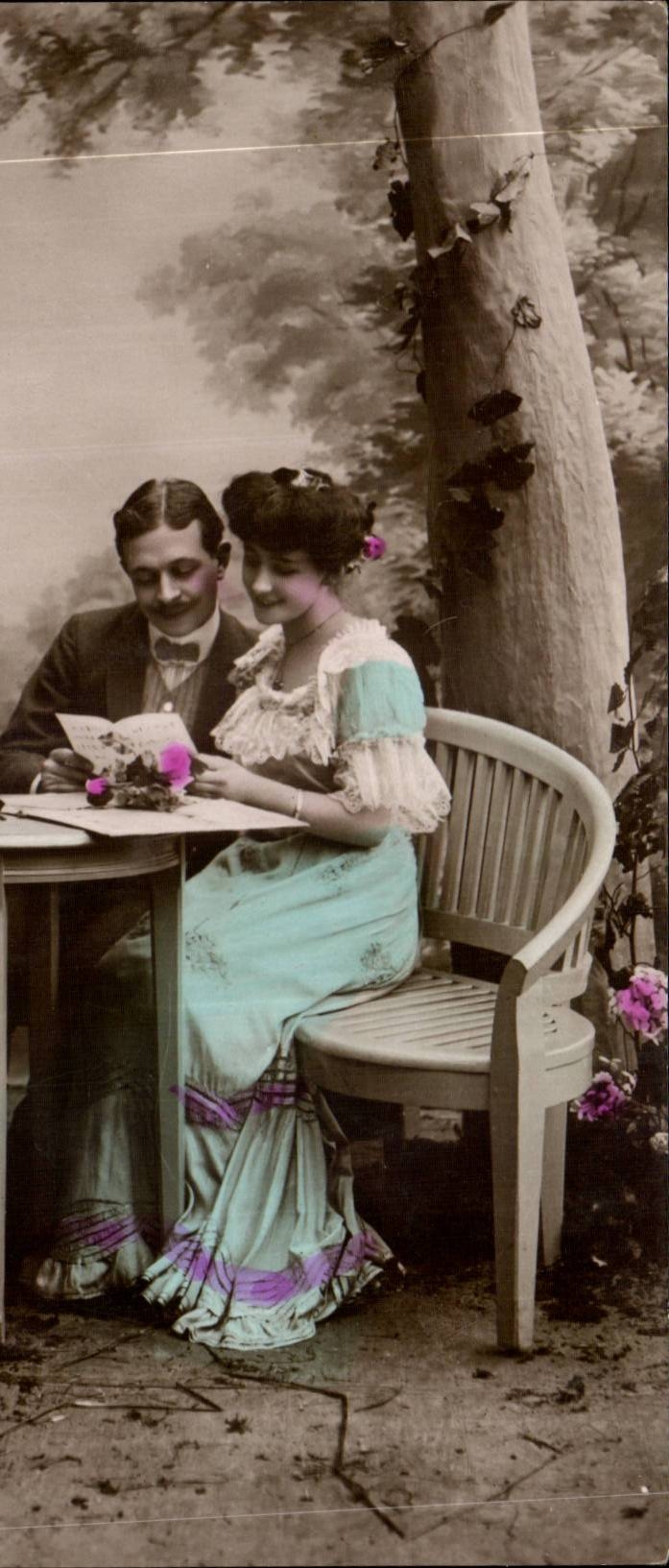 Couple en tenue d'époque — scène de jardin — éditeur anonyme, n° de série non visible