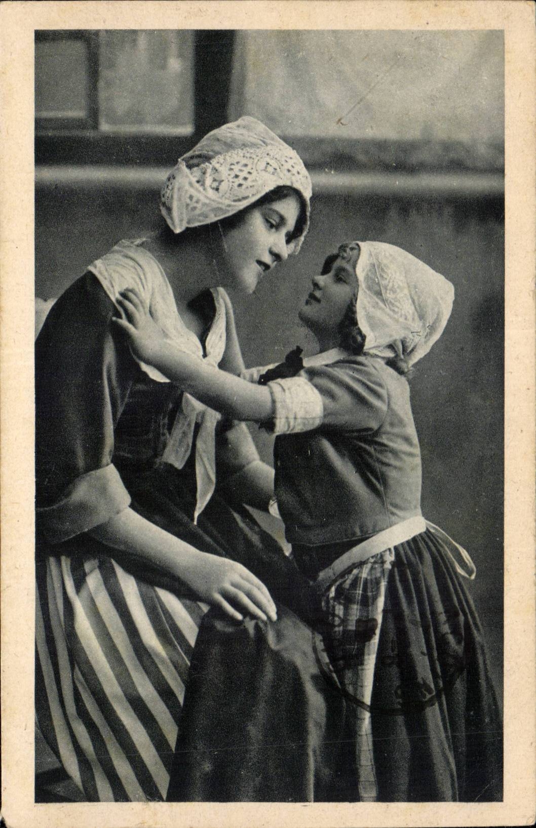 CPA Femme (coiffe folklore costume Belgique Belgiz)