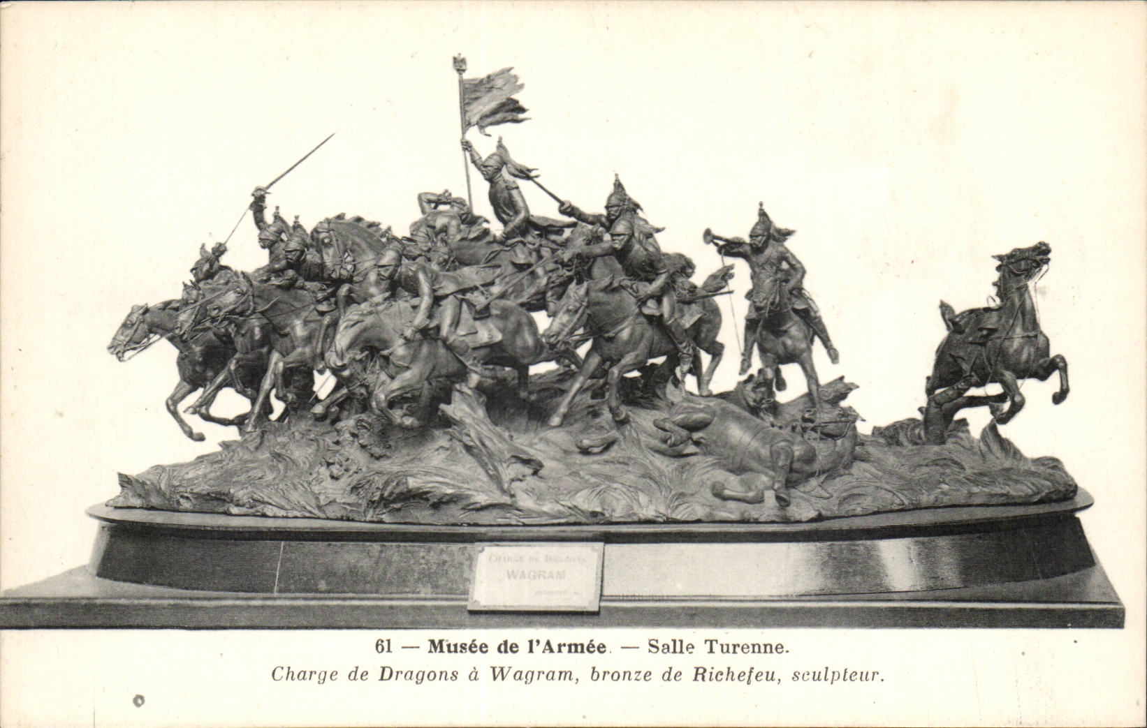 Paris CPA Musee de l'armee Salle Turenne Charge de Dragons a WAgram bronze de Richelieu sculpteur