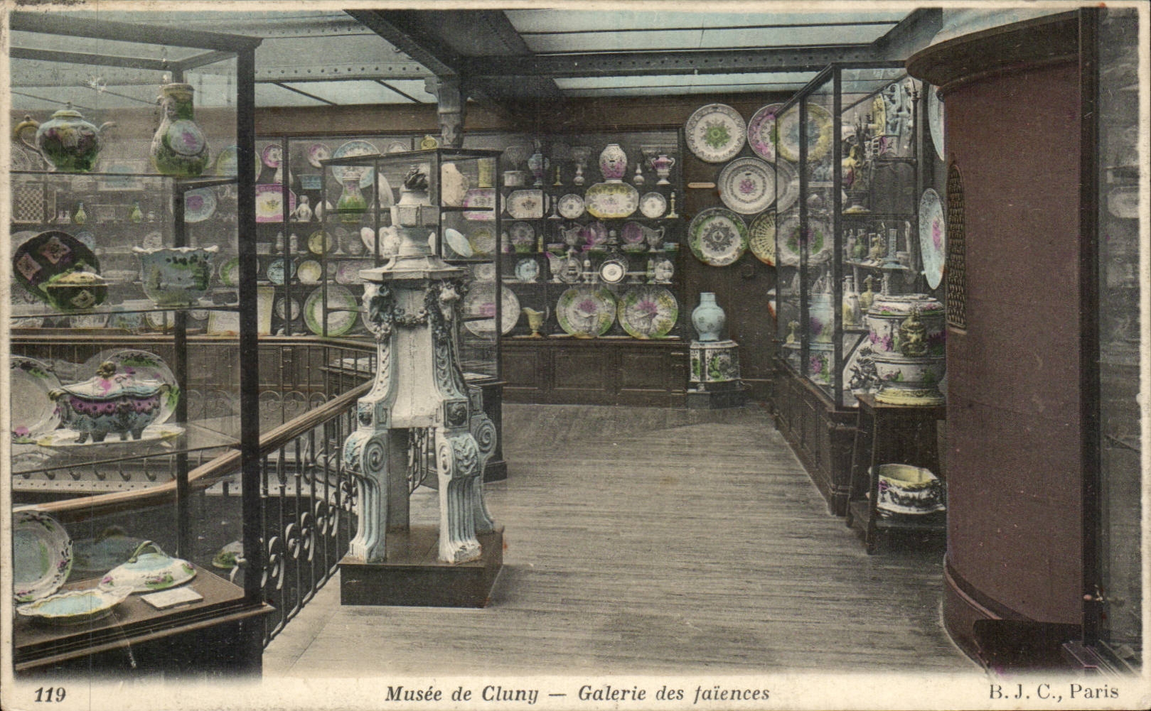Paris CPA Musee de Cluny Galerie des Faiences (faience)