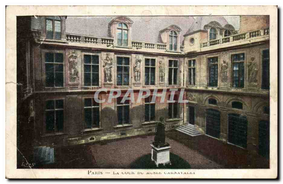 Paris CPA La cour du musee Carnavalet