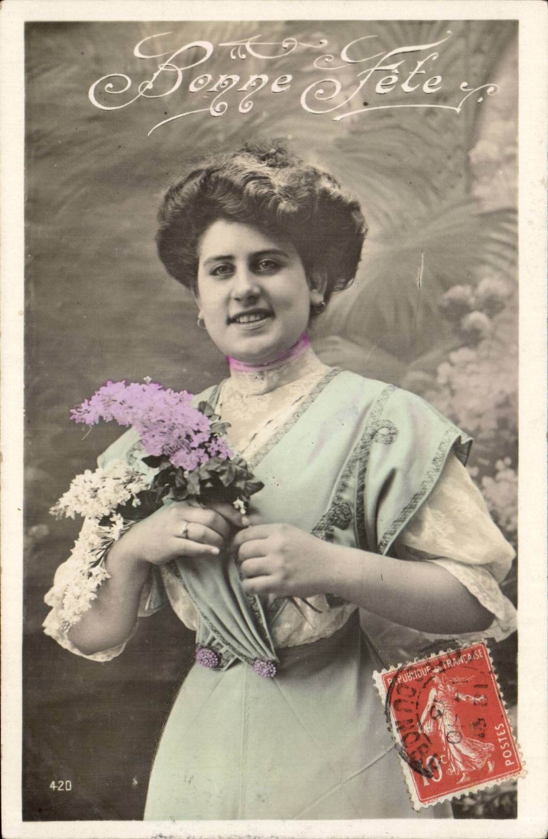 Femme souriante tenant un bouquet — Bonne Fête — éditeur anonyme, n° 420