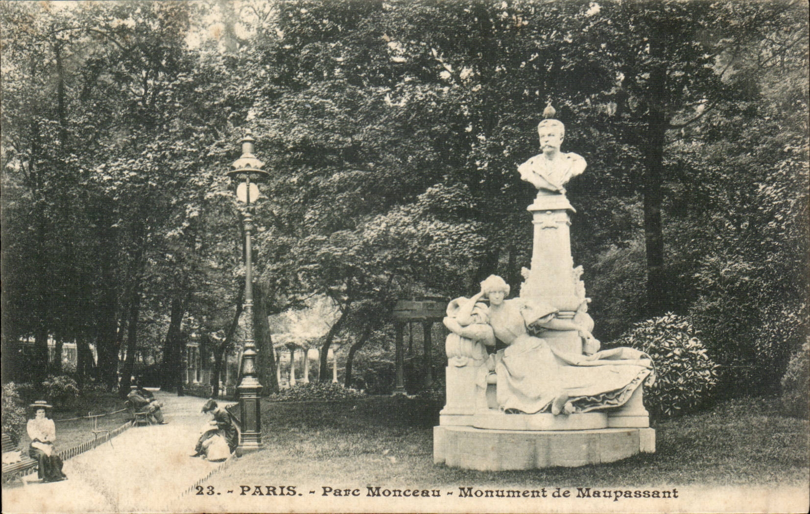 Paris CPA Parc Monceau Monument de Monpassant