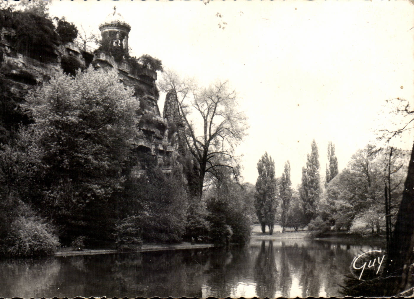 Paris CPM Le parc des Buttes Chaumont Le lac l'aiguille rocheuse et le temple