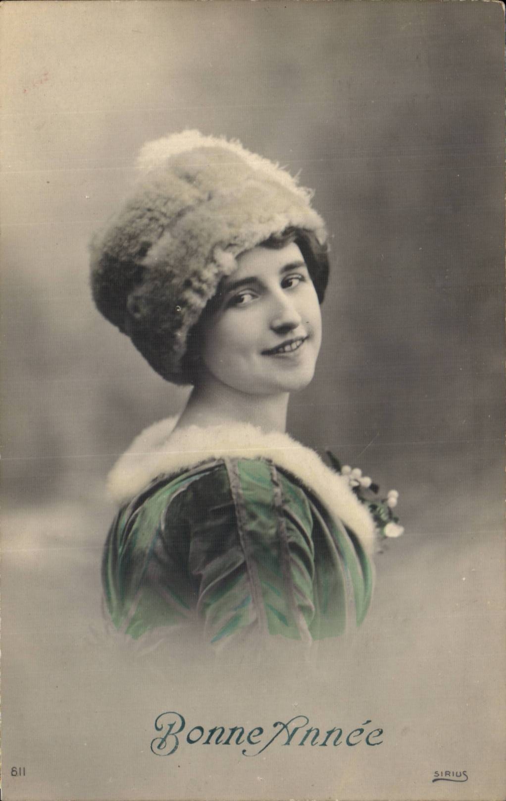 Jeune femme en chapeau de fourrure — Bonne Année — SIRIUS, n° 811