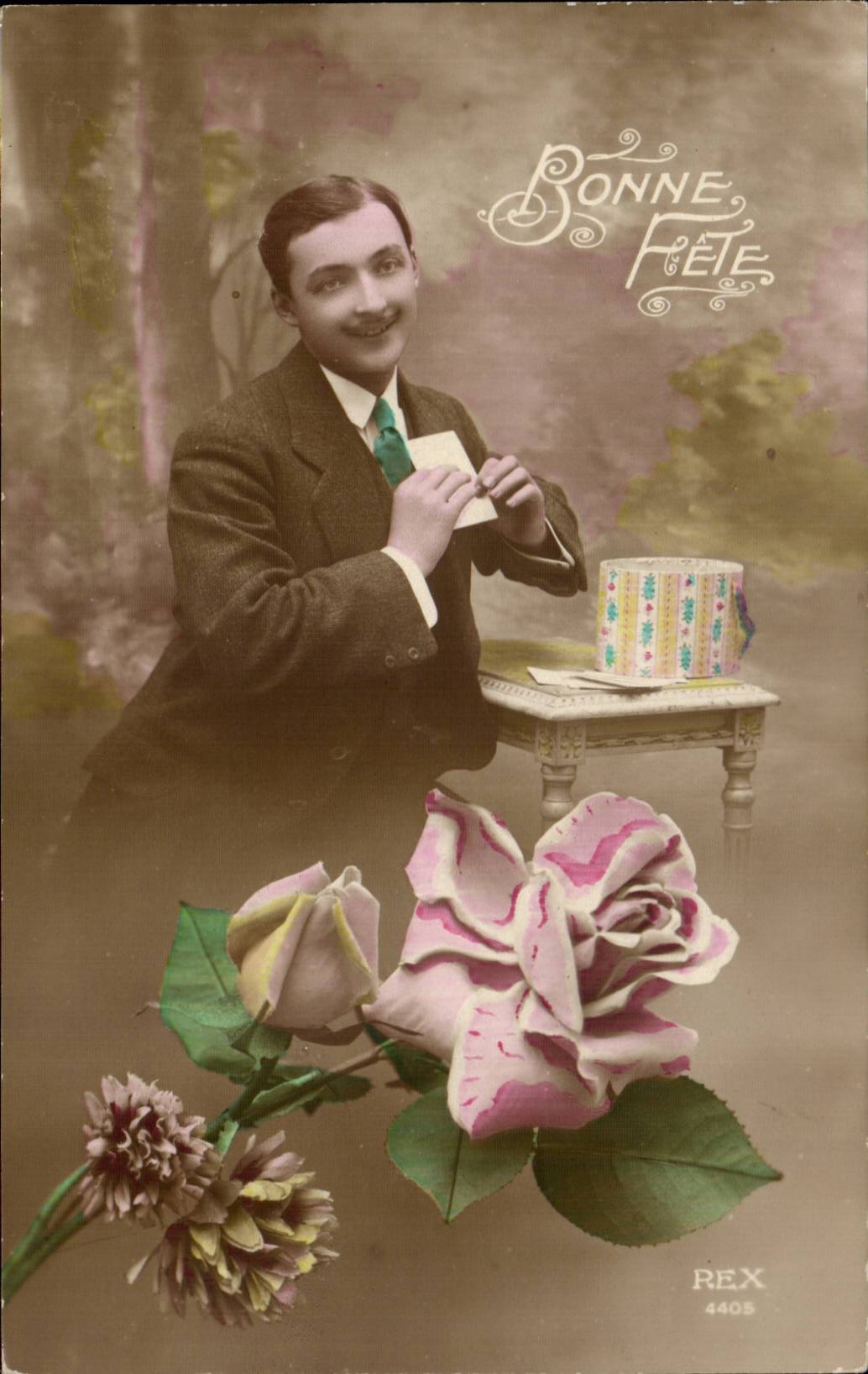 Homme en costume — avec rose et gâteau — REX 4405