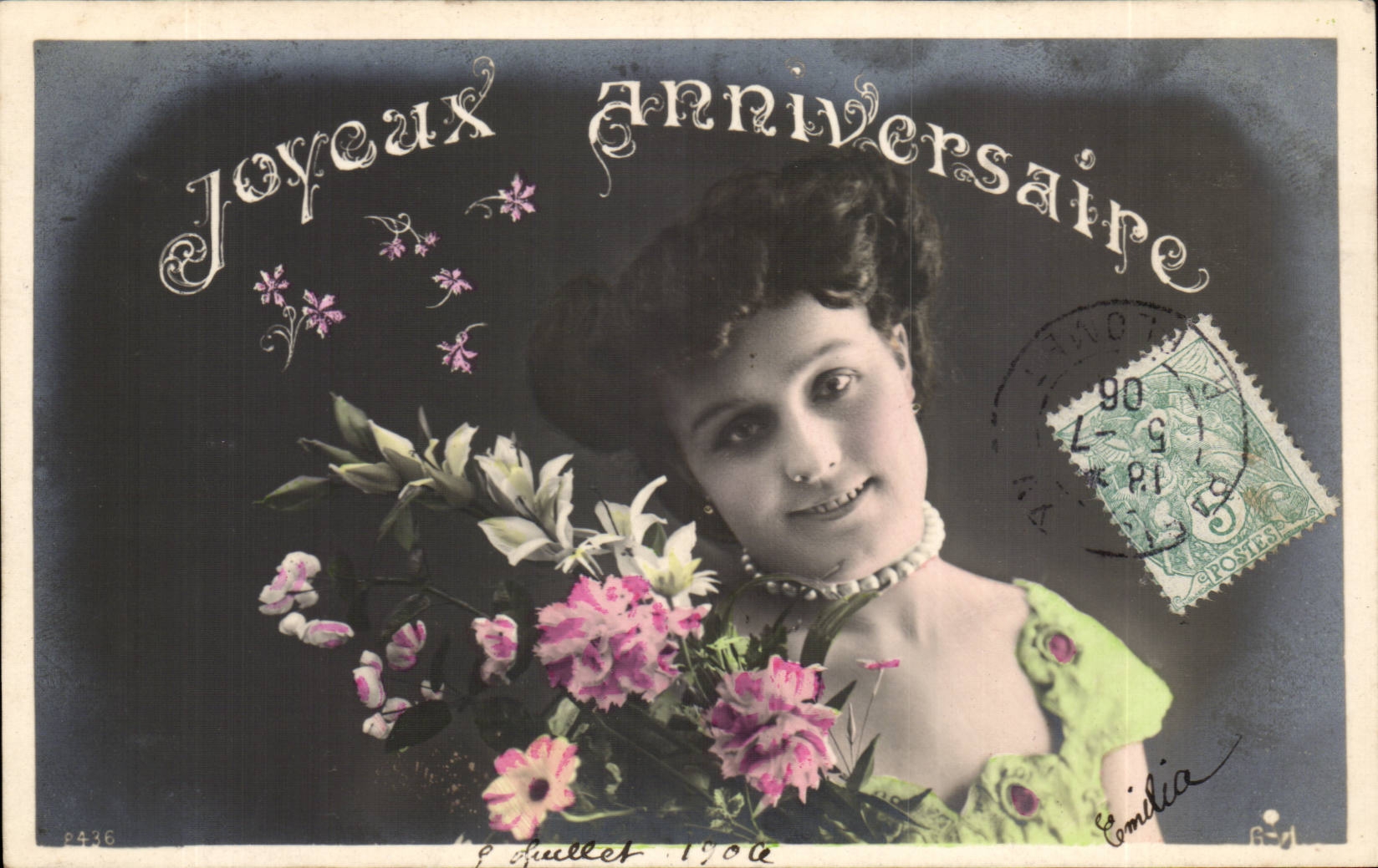 Femme avec bouquet — Joyeux Anniversaire 1906 — Comdia, n°8436