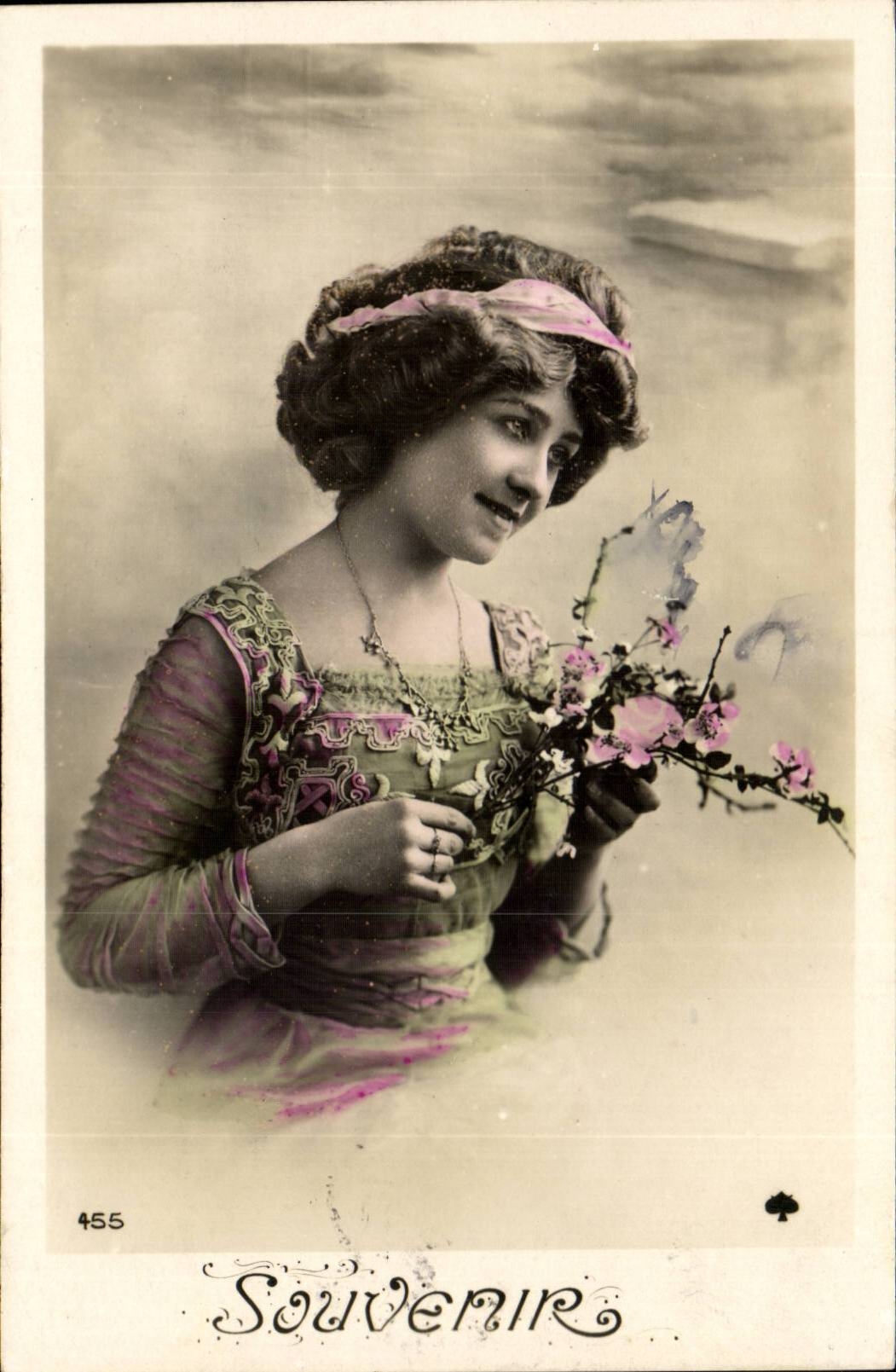 Jeune femme tenant des fleurs — Souvenir — série 455