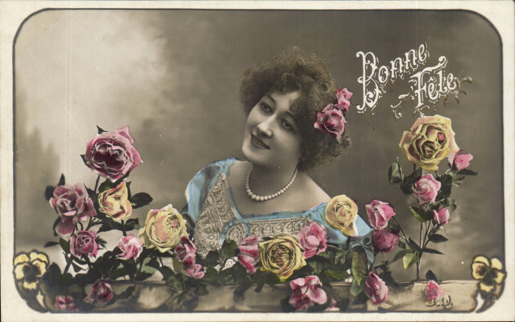 CPA Fantaisie Femme Bonne fete Roses
