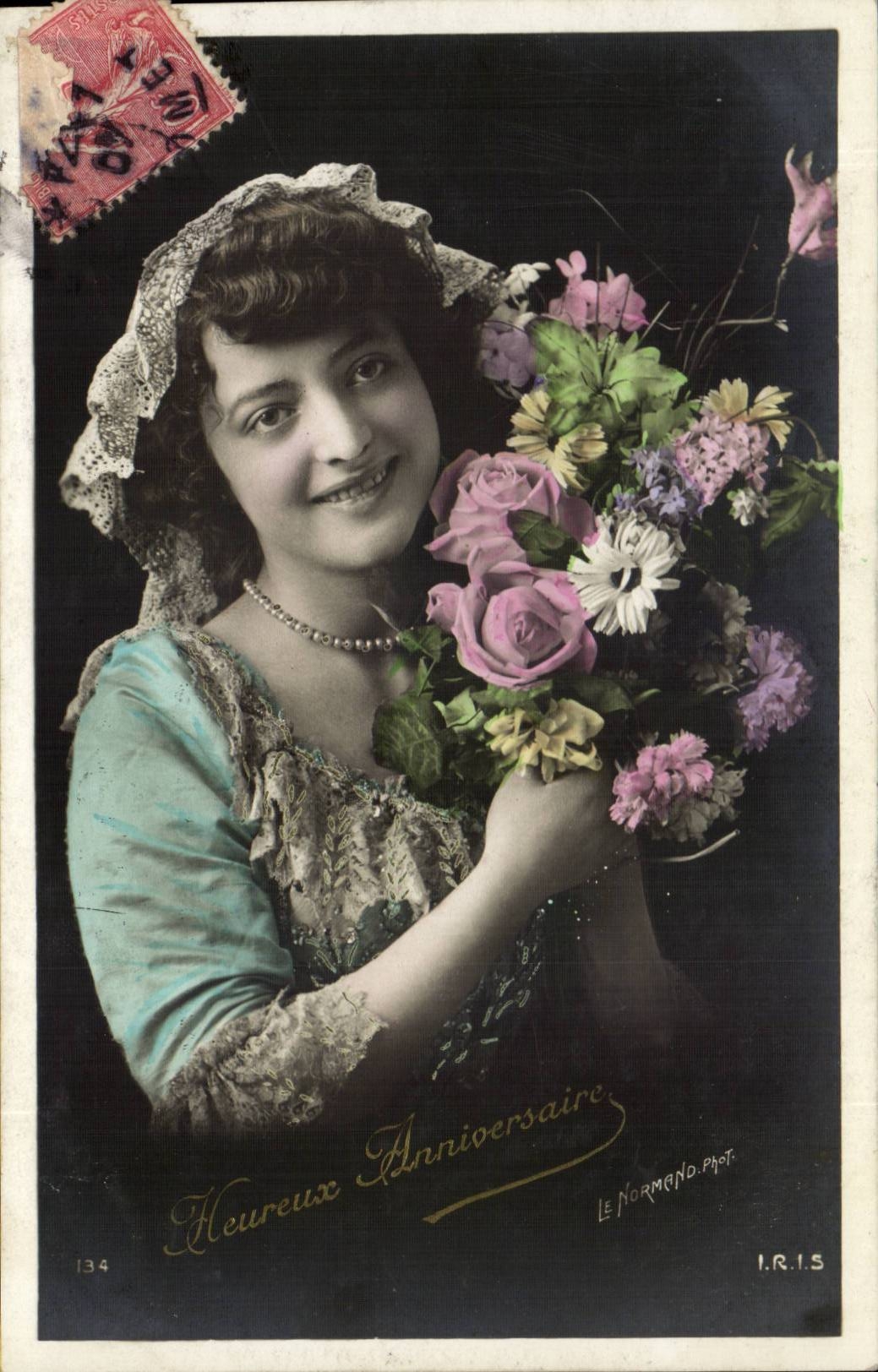 Donna sorridente con mazzo di fiori — Anniversario — Le Normand, fotografo, I.R.I.S. n°134