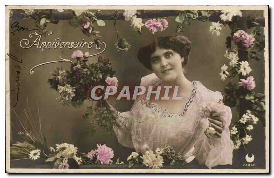 Femme souriante avec bouquet de fleurs — Anniversaire — Paris