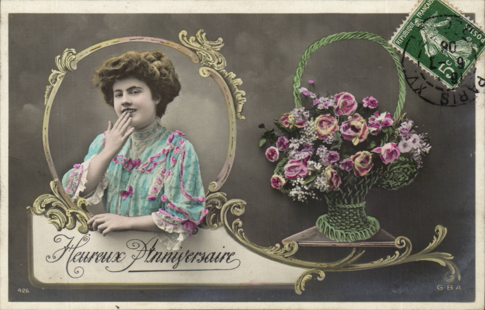 Femme souriante dans cadre orné — bouquet de roses — GBA n°425