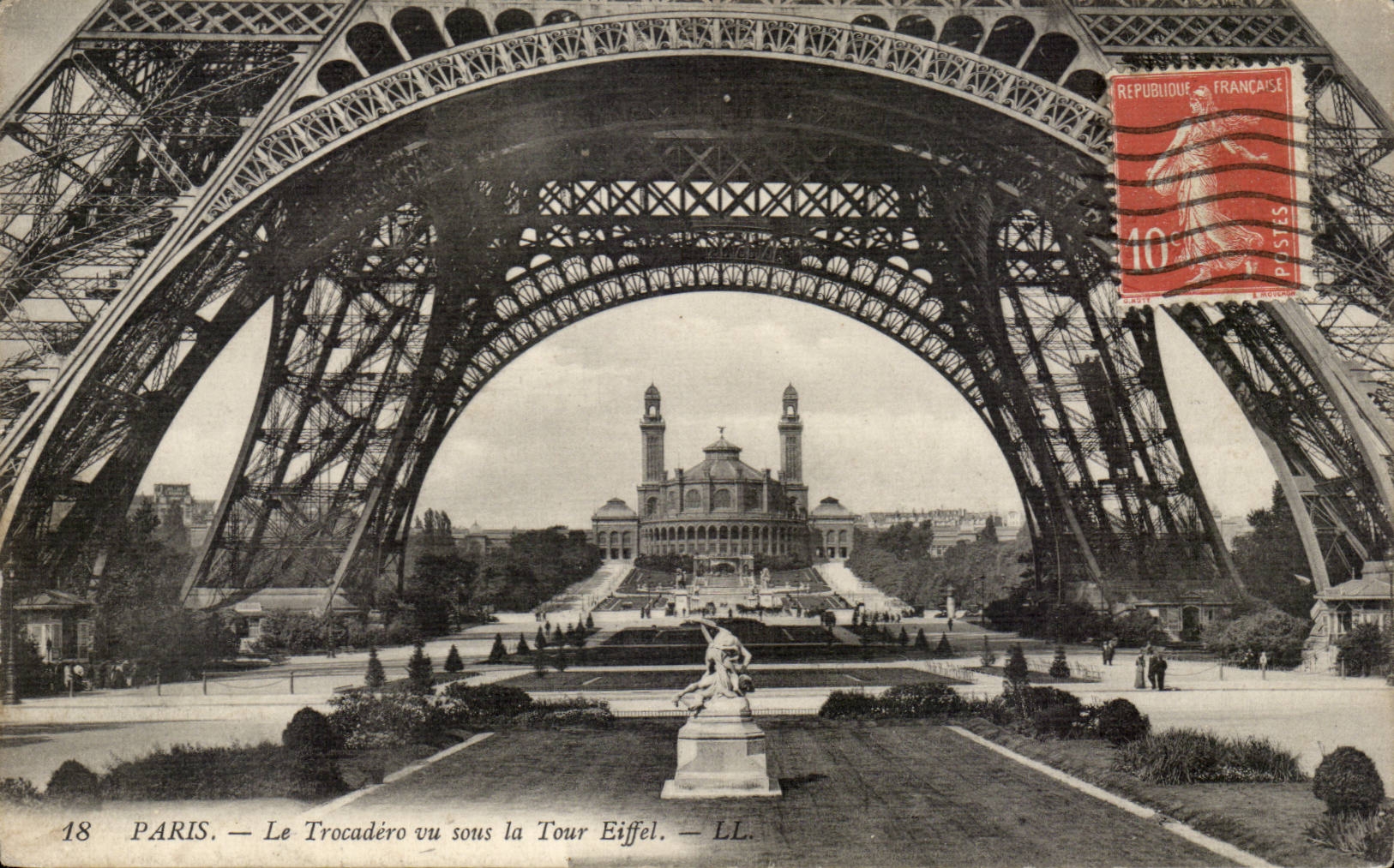Paris CPA Le Trocadero vu sous la Tour Eiffel