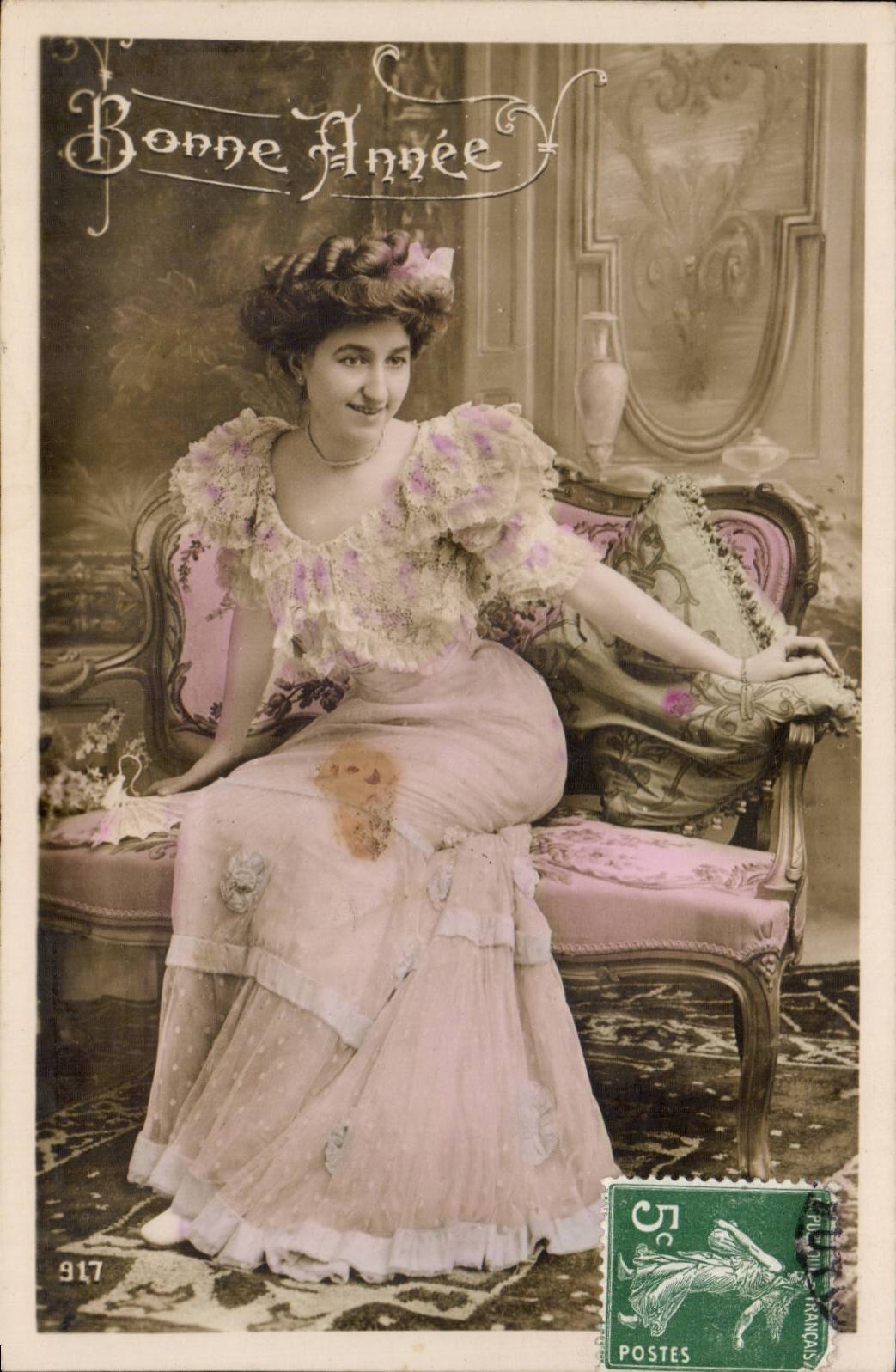 Femme en robe rose — Bonne Année — Postes Françaises n° 917