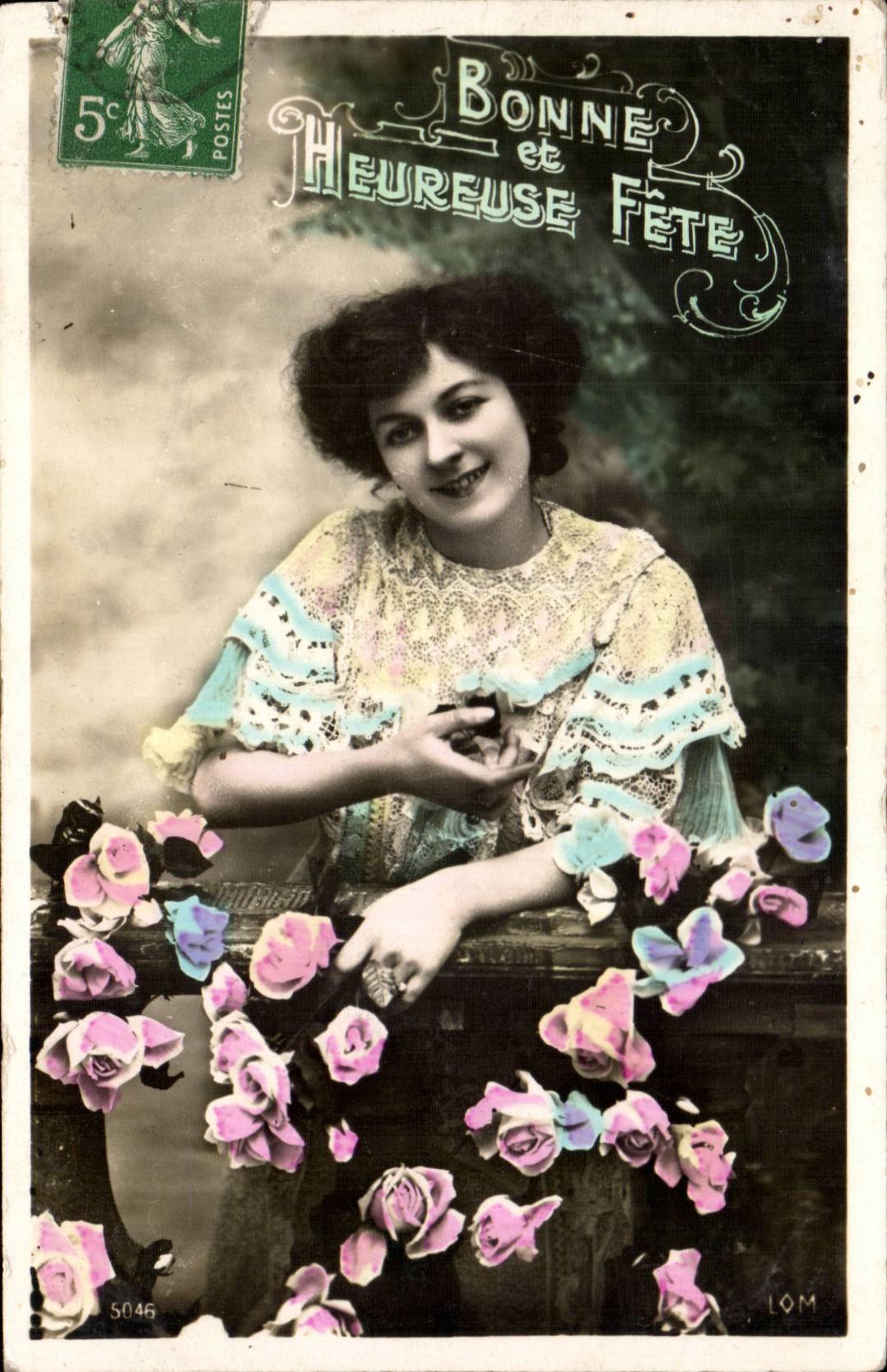 Femme souriante avec roses — Bonne et Heureuse Fête — LOM n°5046