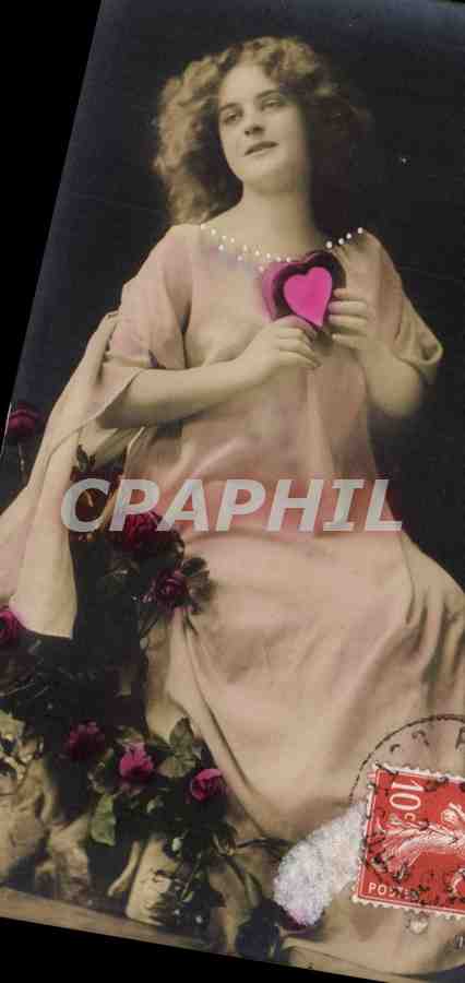 CPA Fantaisie Femme au coeur rouge