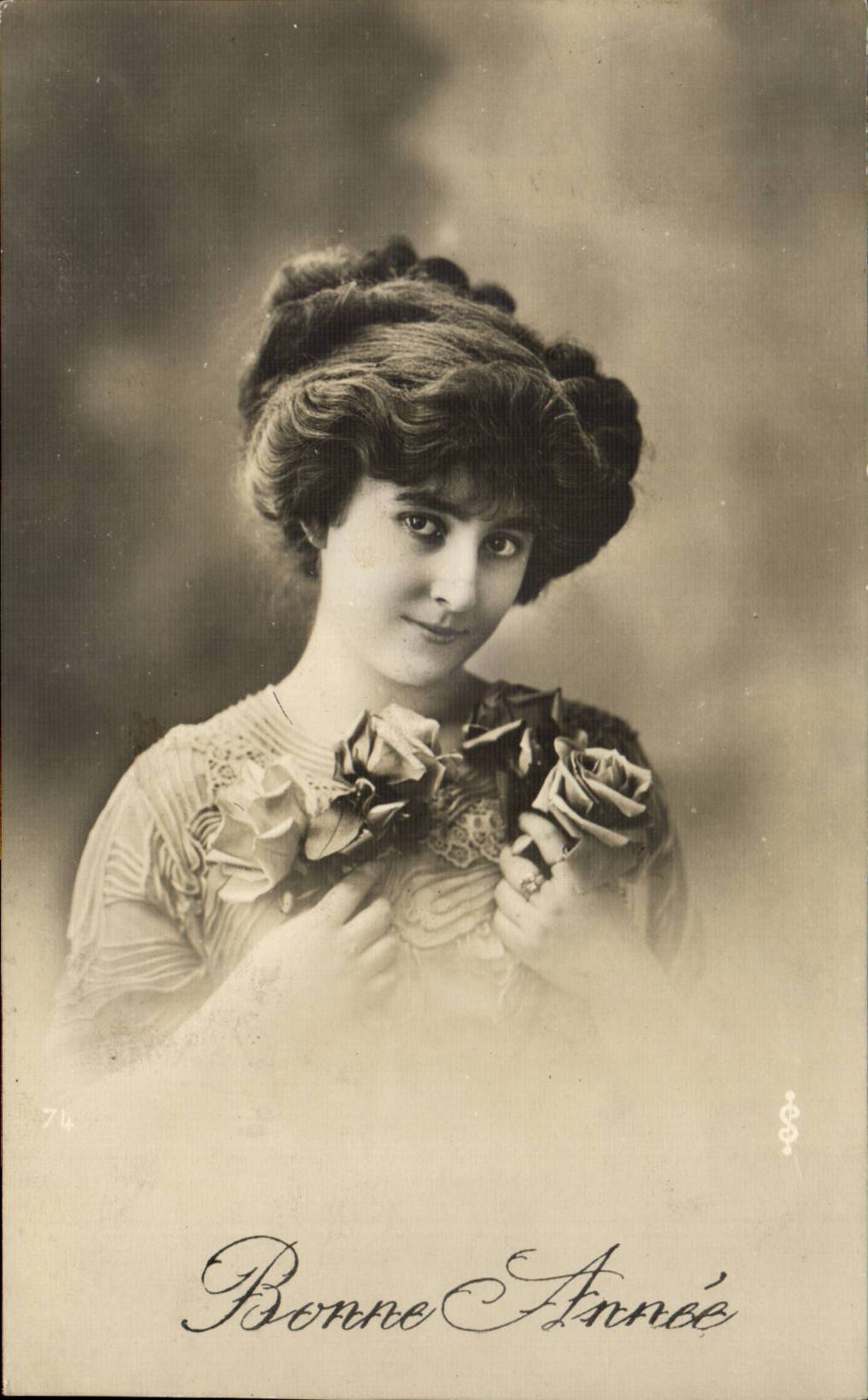 Jeune femme en robe ornée de roses — Bonne Année — série 74