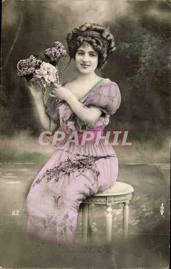 Jeune femme en robe rose tenant un bouquet — Éditeur : M. L. Boccolini, n° 62
