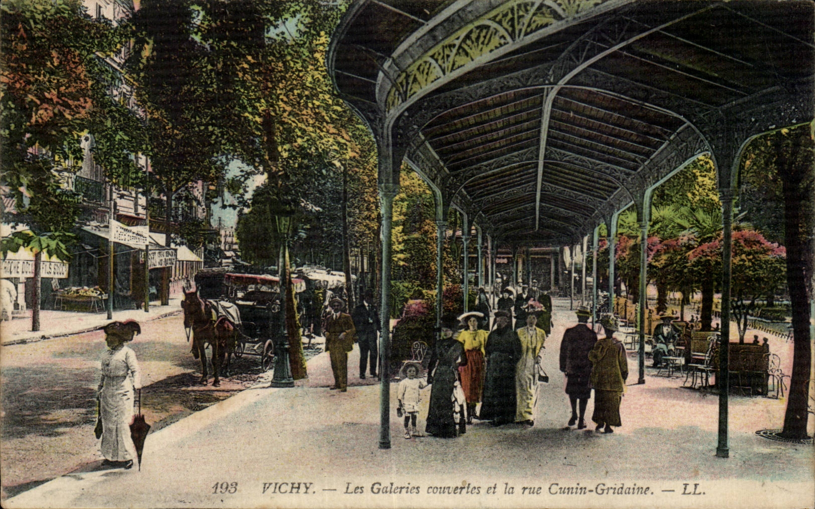 Vichy — Les Galeries couvertes et la rue Cunin-Gridaine — LL. n°193