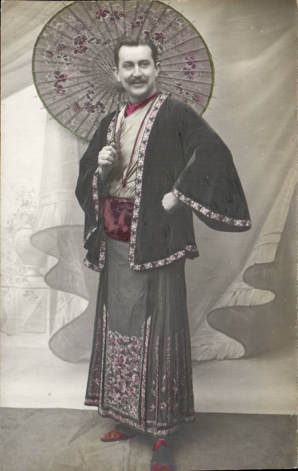 CPA Fantaisie Homme en costume asiatique (Asie Japon Japan Nippon)