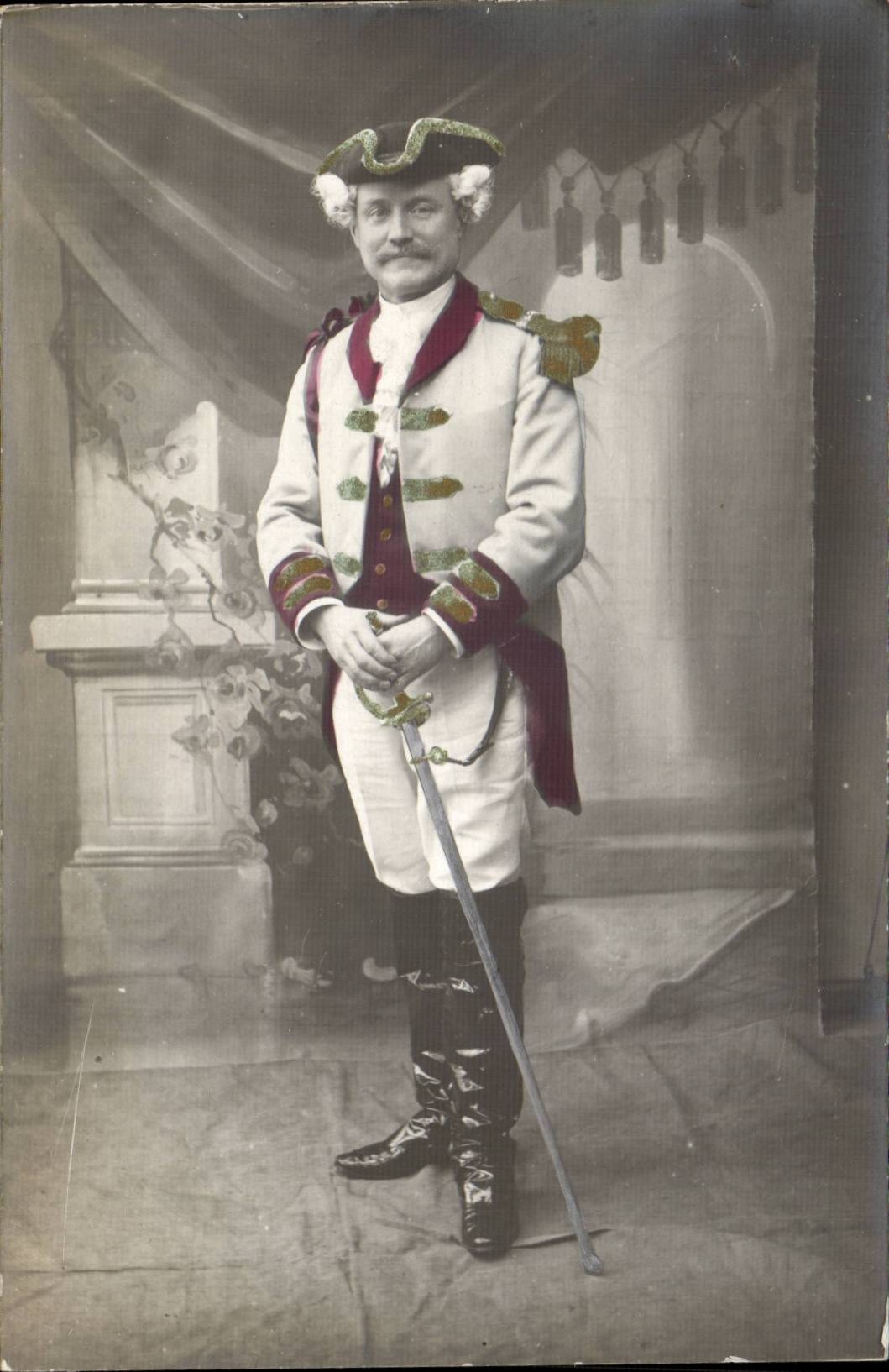 Soldat in historischem Uniform — Portraitstudio — kein Verleger oder Nummer sichtbar