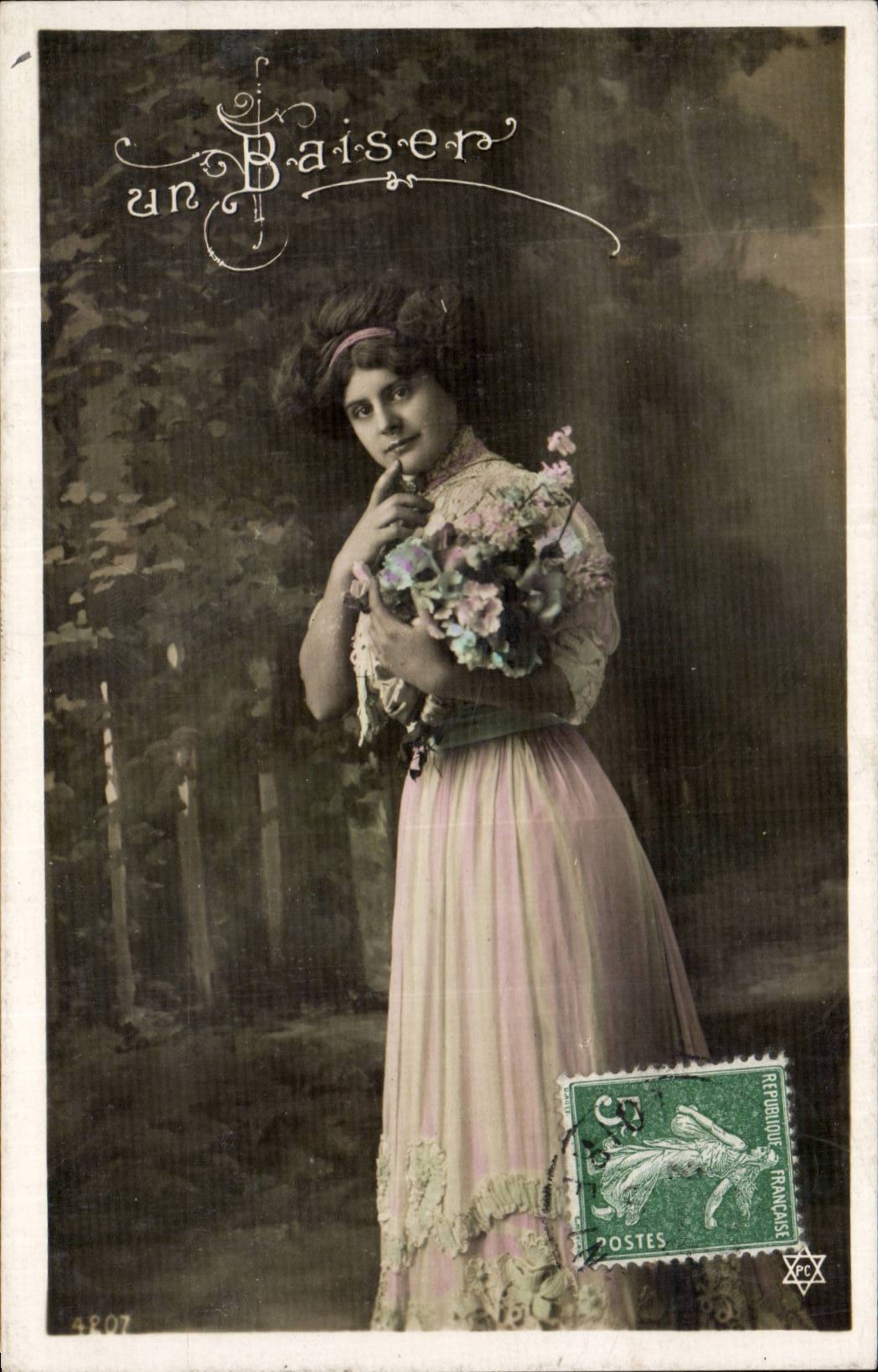 Femme en robe rose tenant un bouquet — un Baiser — éditeur anonyme, n° 4807