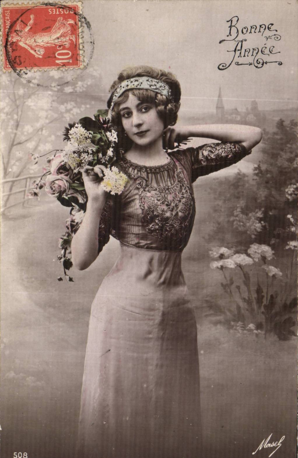 Jeune femme en robe ornée tenant un bouquet — Bonne Année — Masch n°508